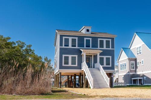 Anchor's Away Waterfront Pet Friendly Pools — hotel in Captains Cove