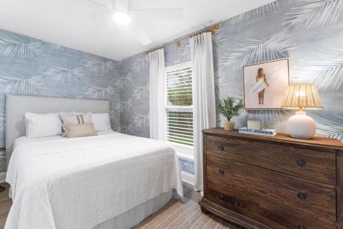 Sobe Retreat Designers Dream Fenced Backyard — Jacksonville Beach