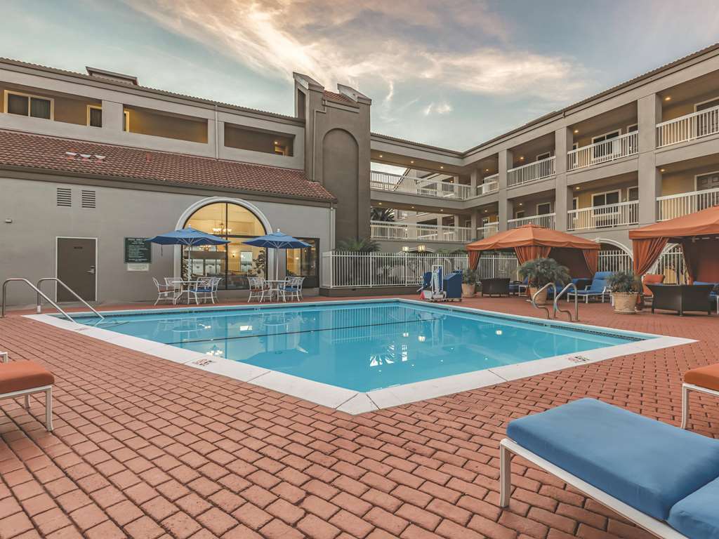 La Quinta Inn & Suites by Wyndham San Francisco Airport West - photo 9