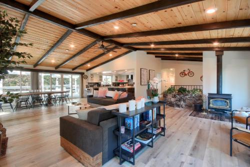 Doe Cabin Hot Tub Playground Game Room and more — 4-Star Luxury Hotel in Oakhurst, United States