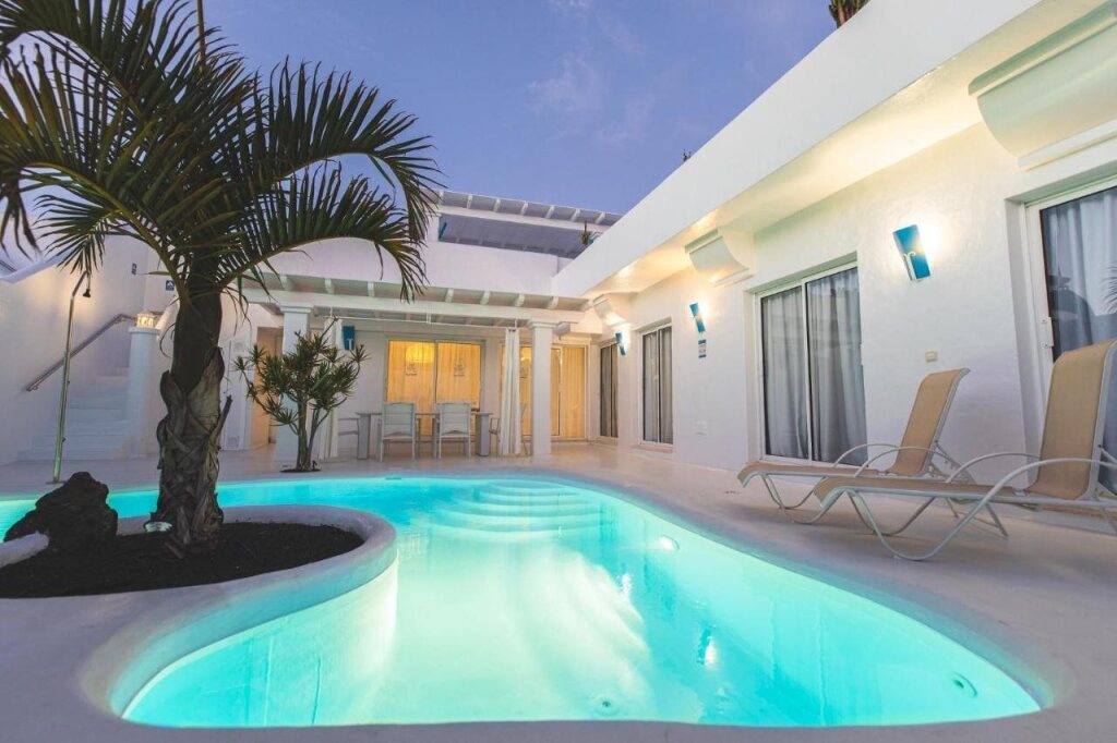 Villas Veaco Supreme Bahia Azul — 4-Star Luxury Hotel in La Oliva, Spain