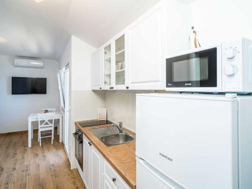 Apartments Lovro One bedroom apartment with Balcony and Sea View 3