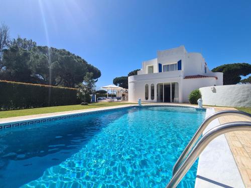 Villa Azul Clever Details Luxury villa private pool access to a club with tennis court playground communal pools — 4-Star Luxury Hotel in Vilamoura, Portugal