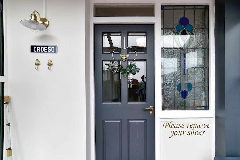 Just Stay Wales Hadland House Mumbles — 4-Star Luxury Hotel in Swansea, United Kingdom