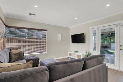 Spacious 4BR plus Den with Pool Jacuzzi BBQ Near Strip