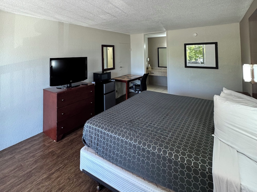 Budgetel Inn Phenix City - photo 4