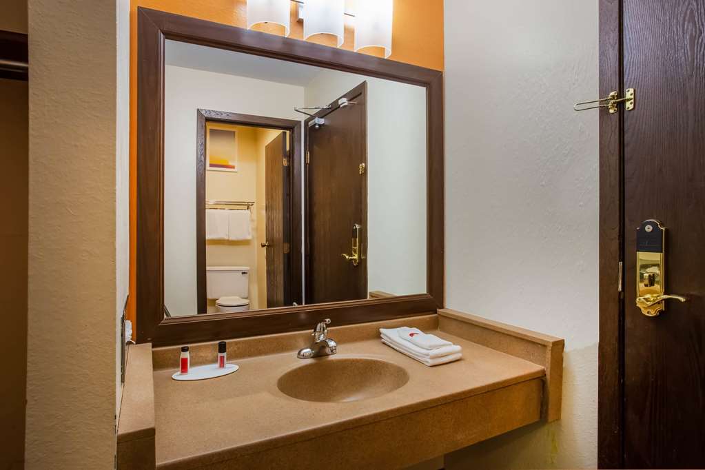 Days Inn & Suites by Wyndham Stevens Point - photo 12