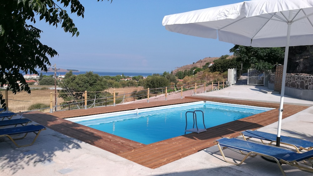 Troyan Hill Maisonettes in Petra, Greece