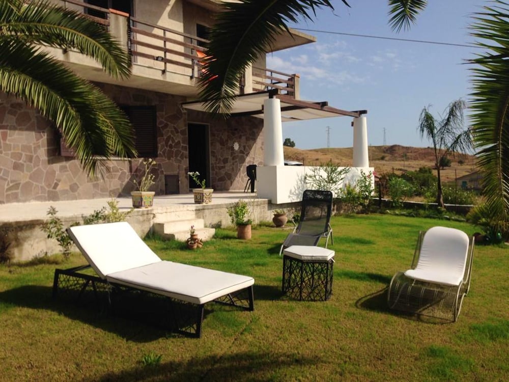 Spacious house with jacuzzi in Brancaleone Marina — 4-Star Luxury Hotel in Brancaleone-Marina, Italy