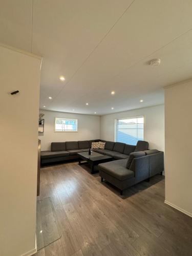 Selveier leilighet Parkering med El bil ladder — 4-Star Luxury Hotel in Floro, Norway