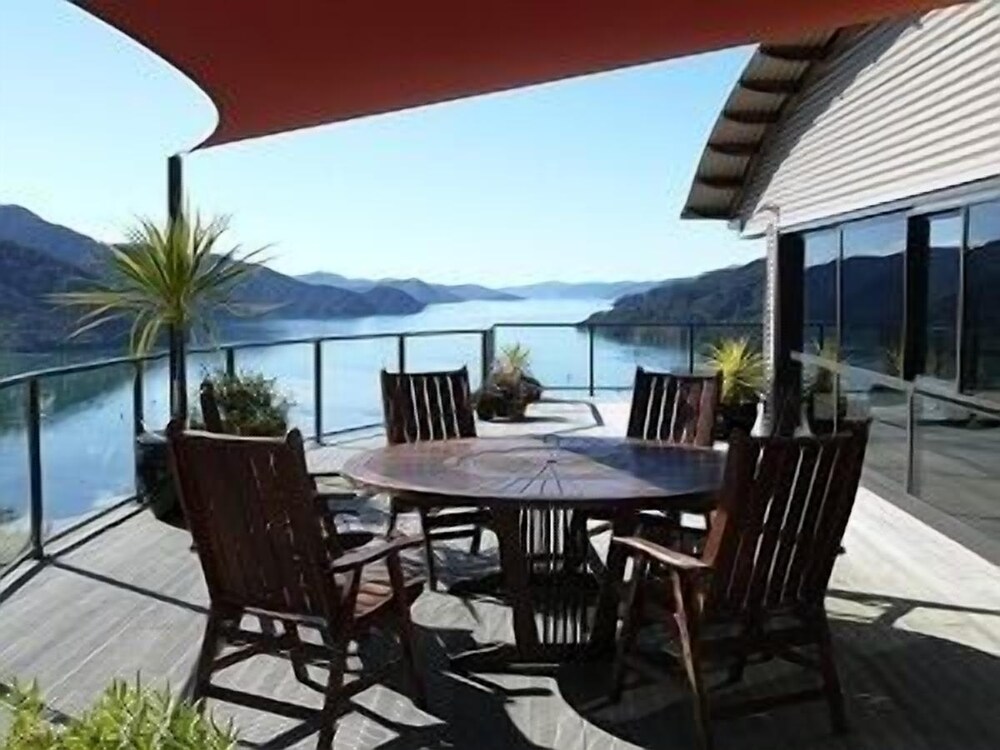 Okiwa Bay Lodge — 4-Star Luxury Hotel in Picton, New Zealand