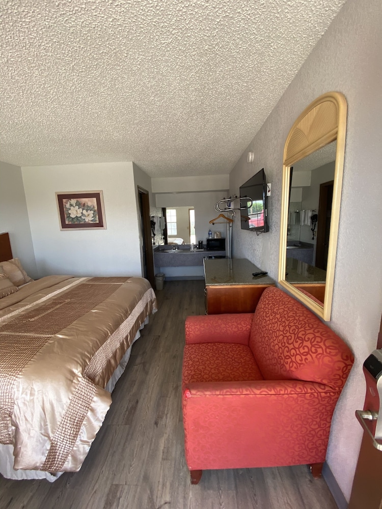 Colonial Inn - photo 16