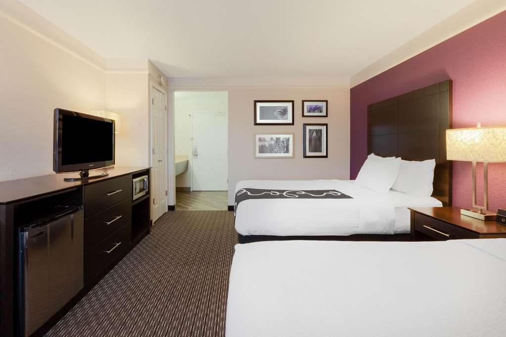 La Quinta Inn & Suites by Wyndham Detroit Utica - photo 23