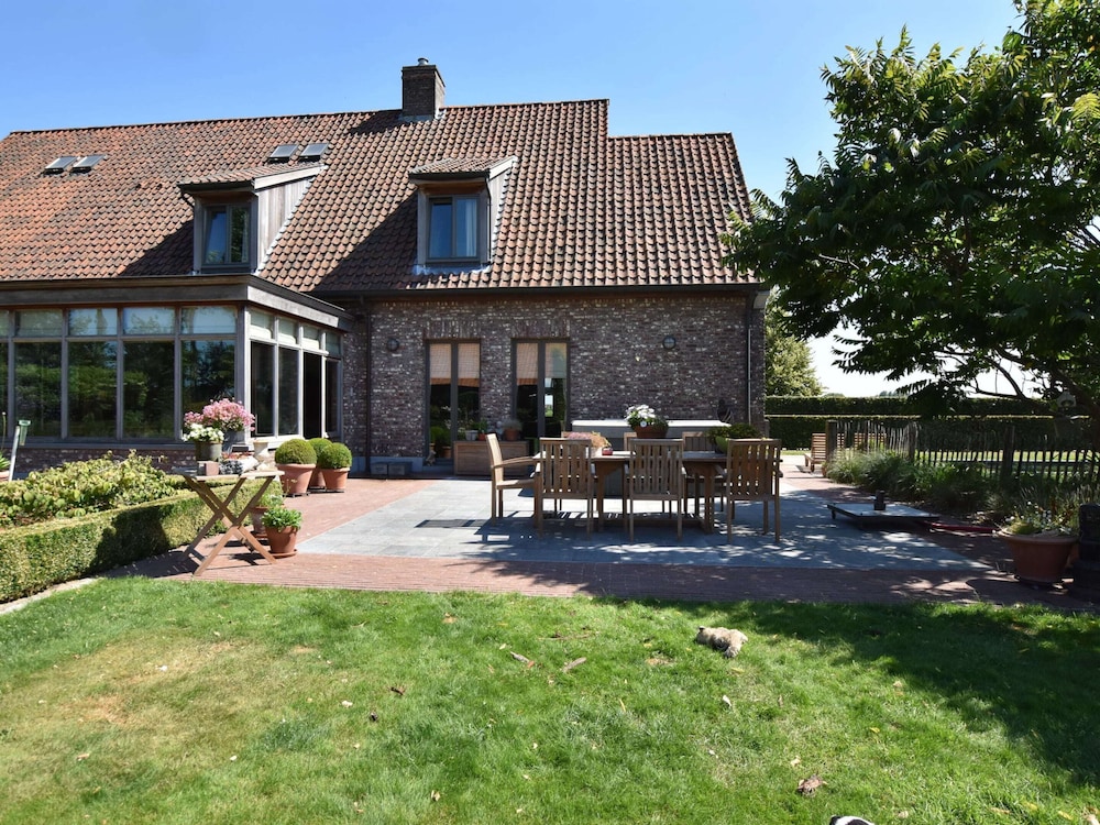 Tasteful Mansion in Lichtervelde with Hot Tub — 4-Star Luxury Hotel in Lichtervelde, Belgium
