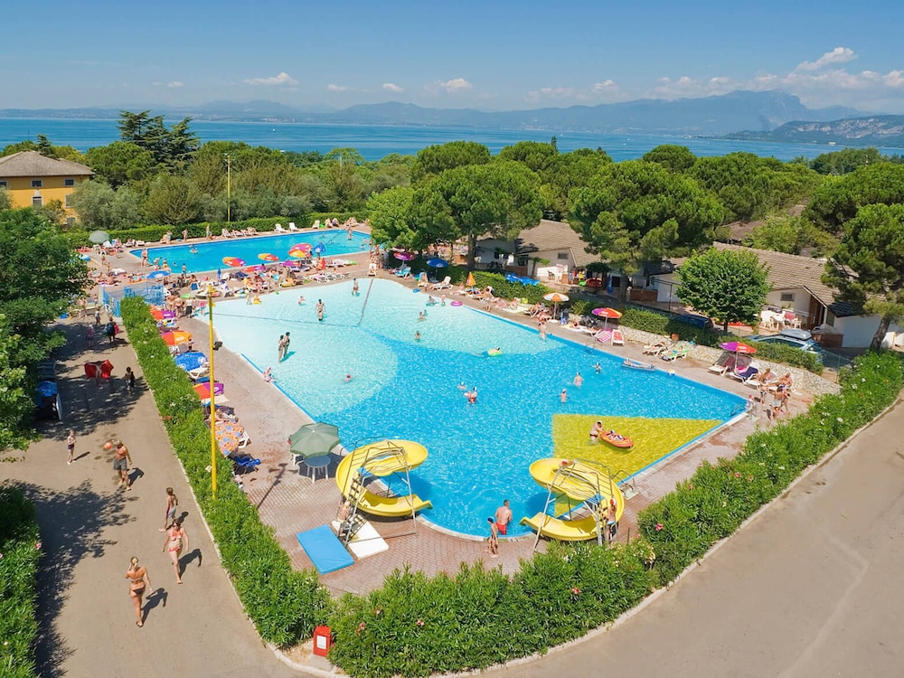 Camping Cisano — 4-Star Luxury Hotel in Bardolino, Italy