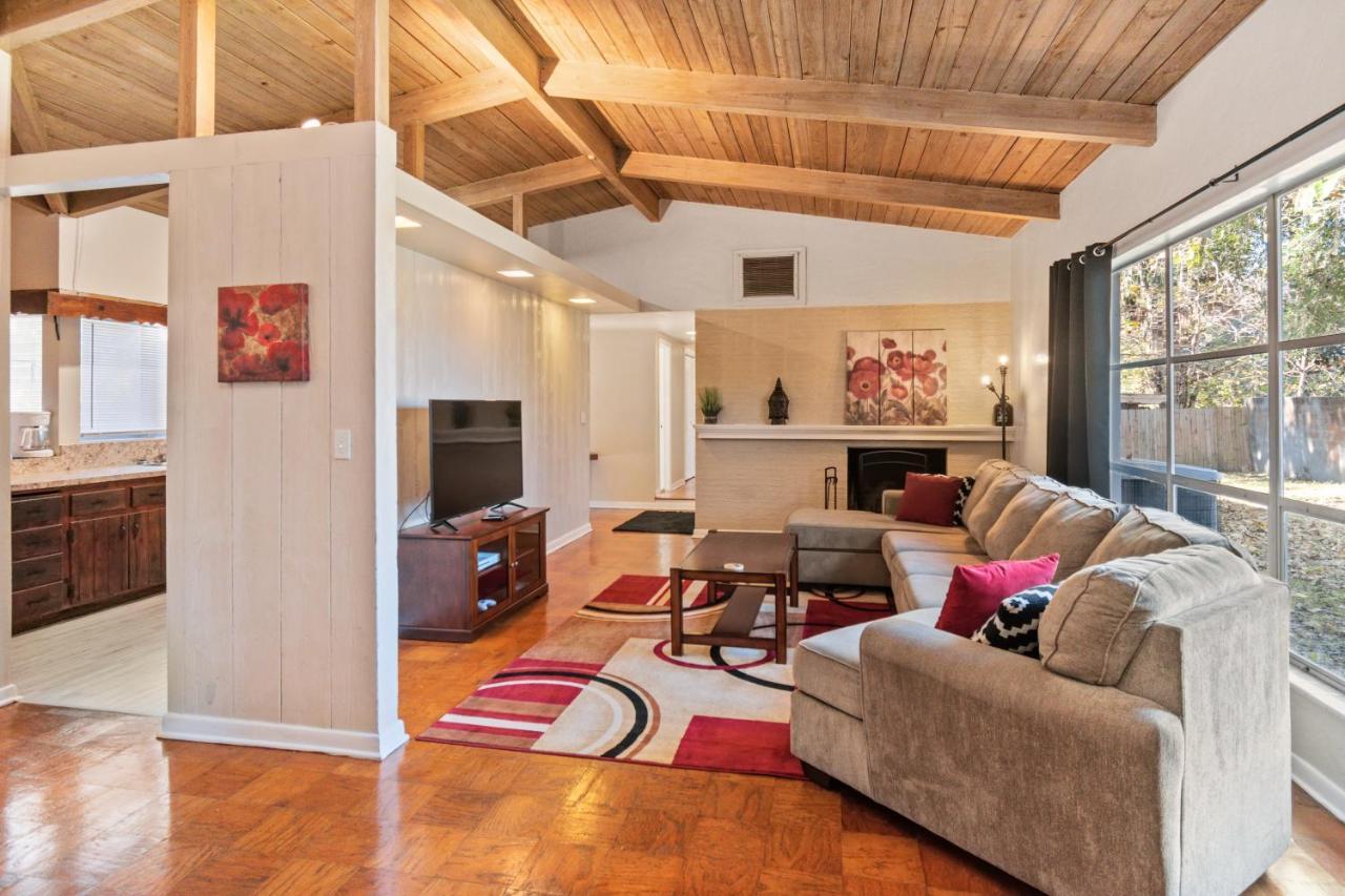 Mid Century Home 2 Miles To Uf Downtown And Shands Plus Walk To Coffee Culture Planet Fitness And Alfred a Ring Park — 4-Star Luxury Hotel in Gainesville, United States