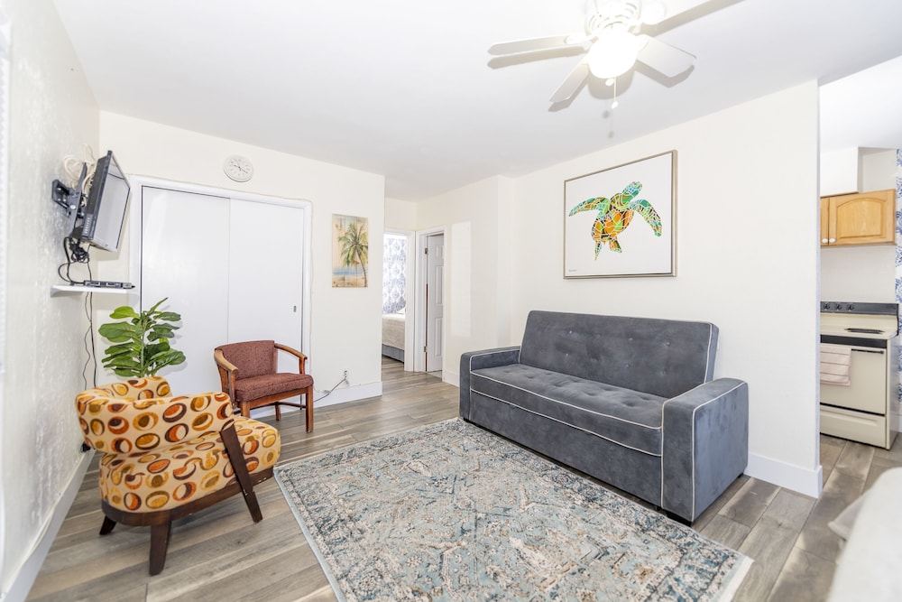 Tropic Isle Hotel and Apartment - photo 20