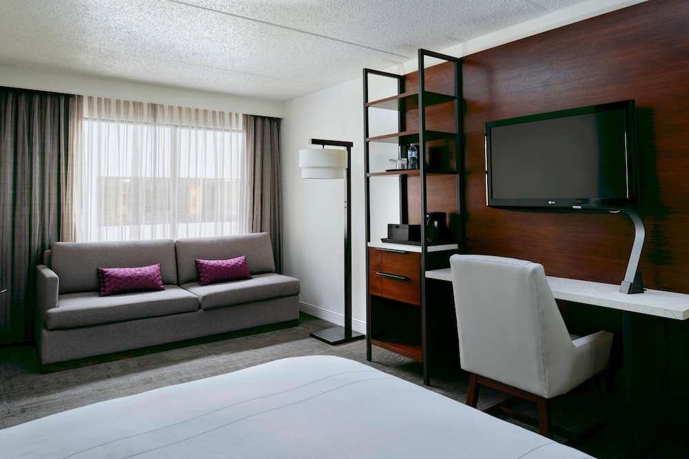 Marriott East Lansing at University Place - photo 9
