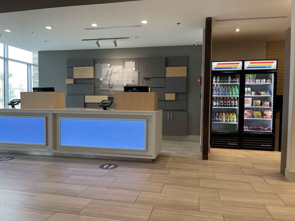 Holiday Inn Express & Suites Phoenix Airport North by IHG - photo 2