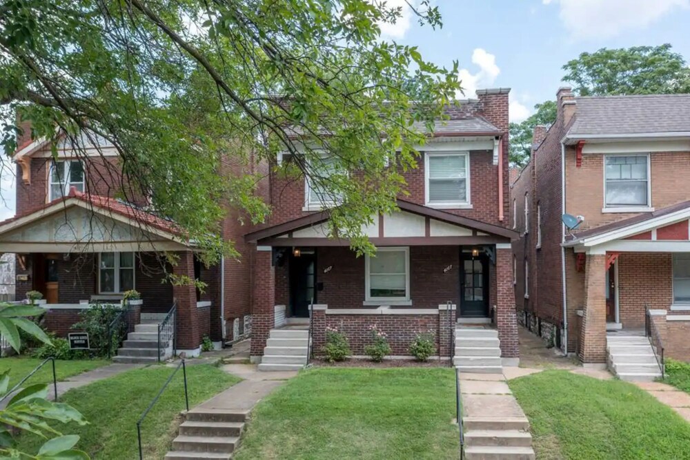 Cozy Family Home Walk to MO Botanical Gardens — 4-Star Luxury Hotel in St. Louis, United States