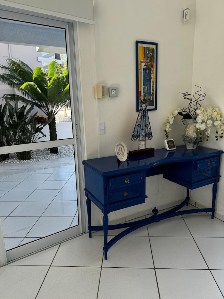 Casa de praia na quadra do mar com piscina — 4-Star Luxury Hotel in Sao Francisco Do Sul, Brasil