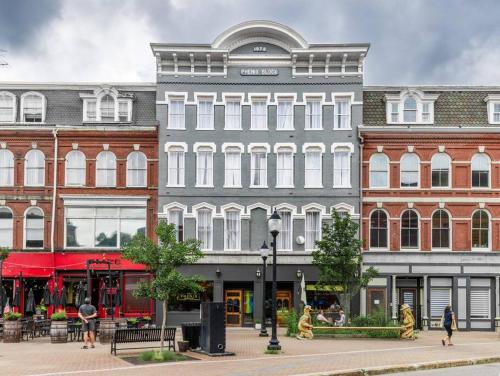 Dtwn Bangor Historic Hotel King Bed Wifi Roku Tv Room 403 — Bangor