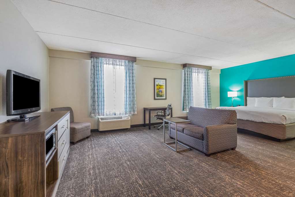 La Quinta Inn & Suites by Wyndham Jamestown - photo 23