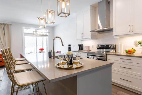 Luxury Niagara 3 Bdr Townhouse Garage — 4-Star Luxury Hotel in Niagara Falls, Canada