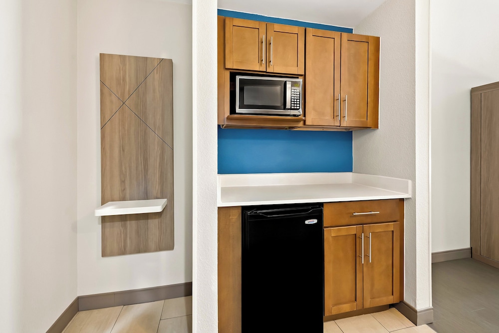 Holiday Inn Express & Suites Raleigh NE Medical Ctr Area by IHG - photo 23