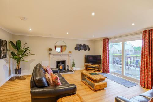 Peregrine Cottage with Hot Tub — 4-Star Luxury Hotel in Newton Stewart, United Kingdom