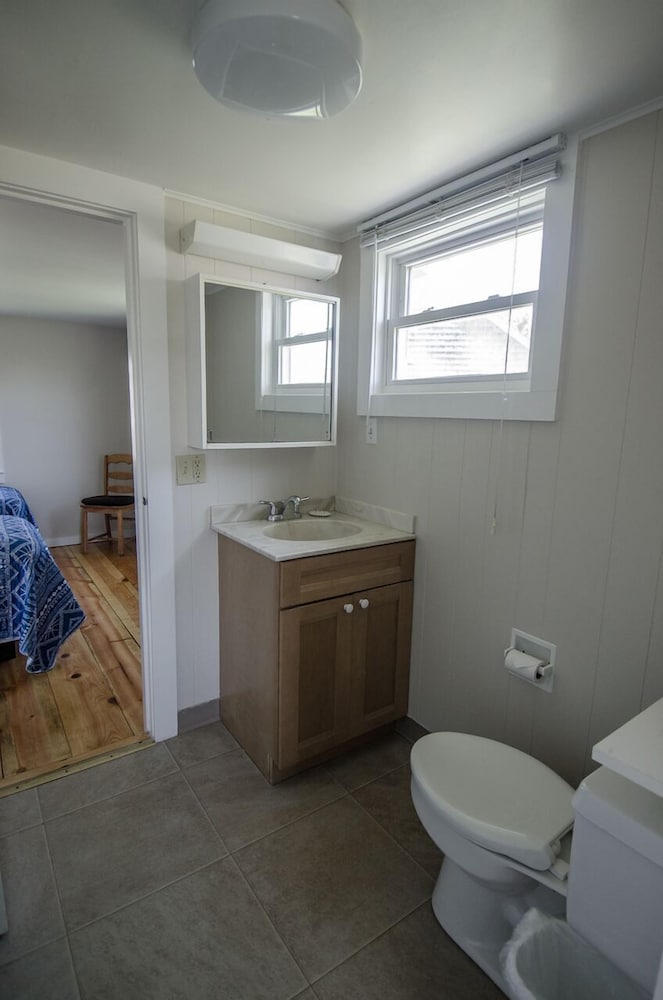 East Harbour Motel and Cottages - photo 37