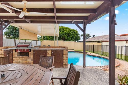 'The Aussie Classic' Poolside Living by the Marina — hotel in Hervey Bay