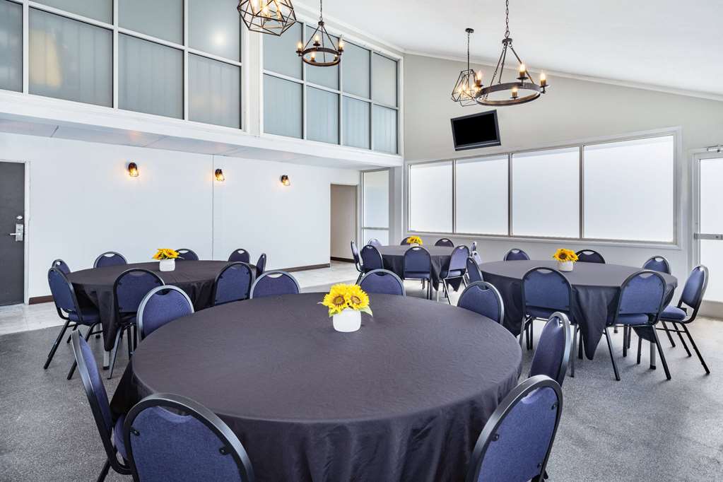 Days Inn and Suites by Wyndham Oxford - photo 35