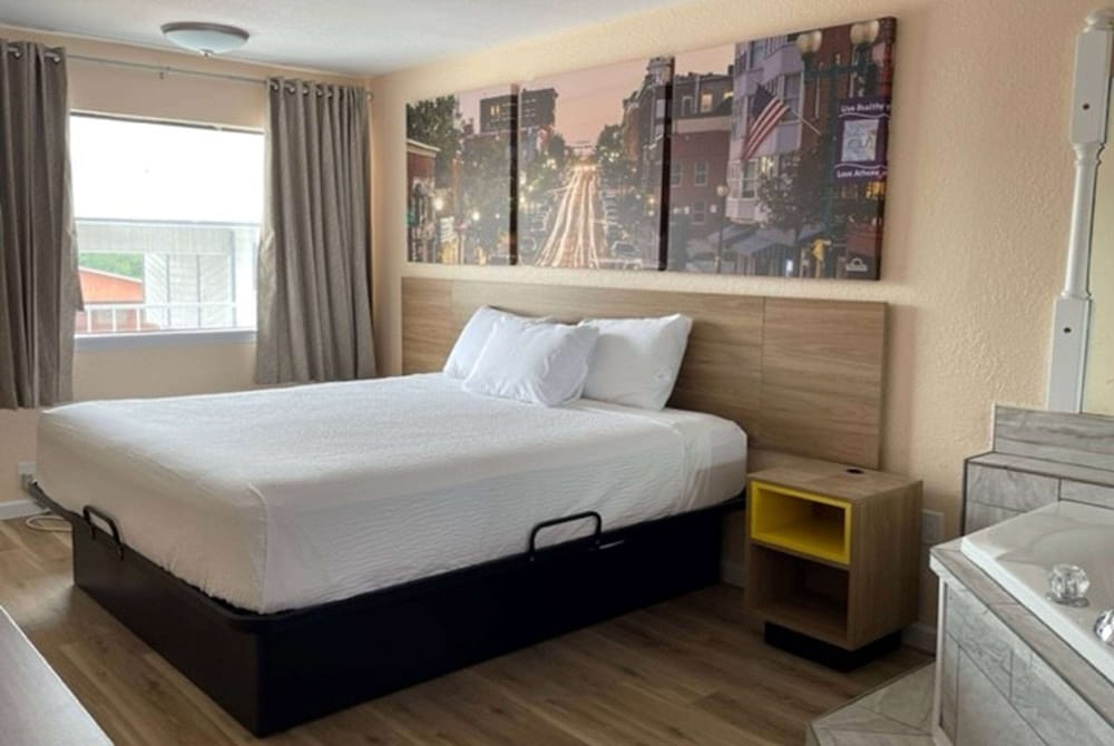 Days Inn by Wyndham Branson Near Theatre District - photo 9