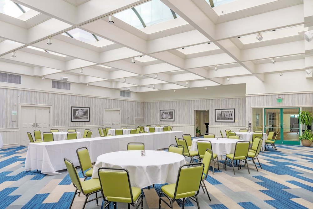 Holiday Inn & Suites Virginia Beach North Beach by IHG - photo 83
