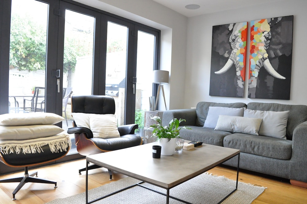 Modern 3 Bedroom House with Patio in Battersea — 4-Star Luxury Hotel in London, United Kingdom