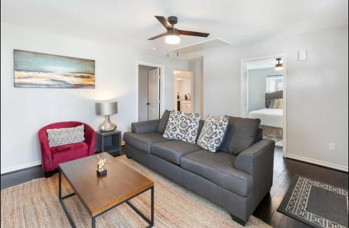 Cozy Heights 2 BD Bungalow Walkable — 4-Star Luxury Hotel in Houston, United States