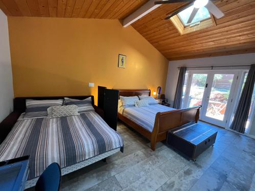 On Site Parking King Master Suite UCSD Walk — 4-Star Luxury Hotel in San Diego, United States