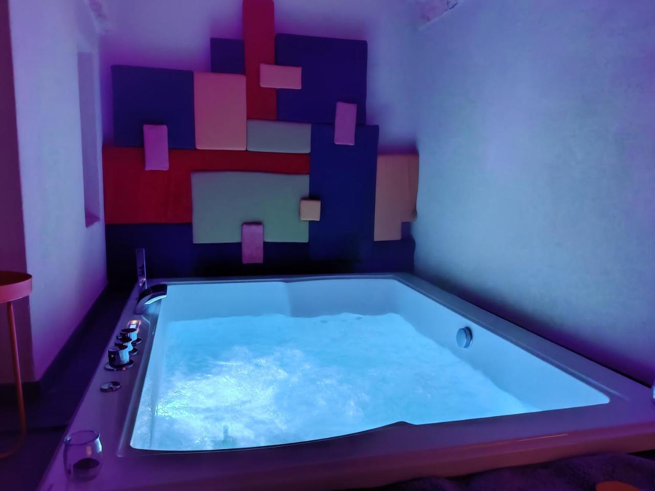 Suites Jacuzzi la Stratodda Ostuni Torre Guaceto — 4-Star Luxury Hotel in San Vito Dei Normanni, Italy