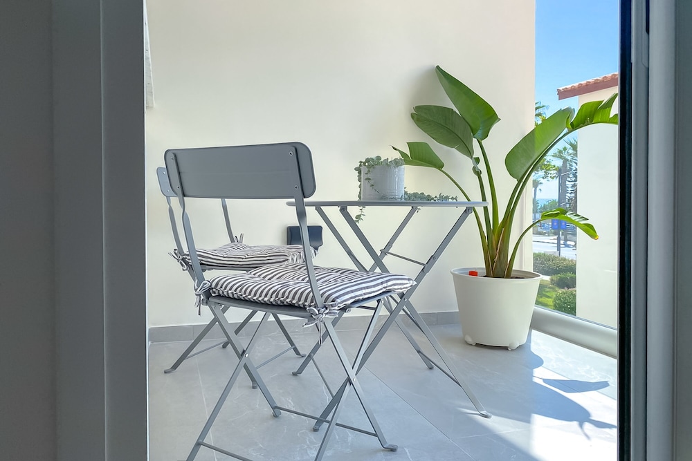 Phaedrus Living: Limnaria Luxury Flat Ivy 121