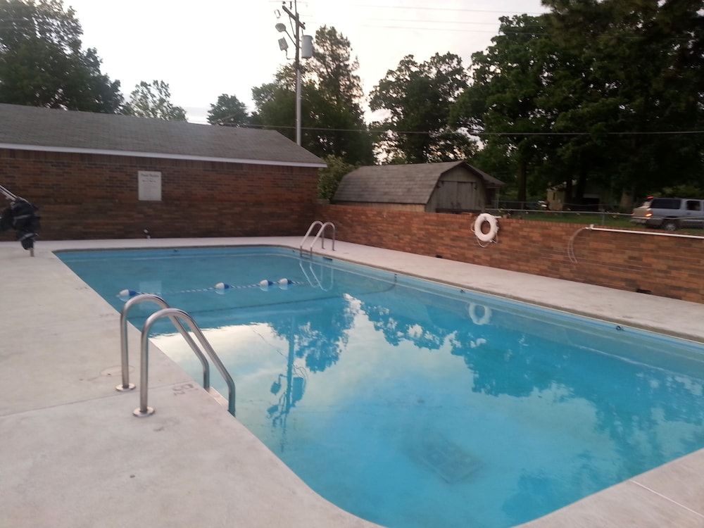 Holiday Pines Motel - photo 15