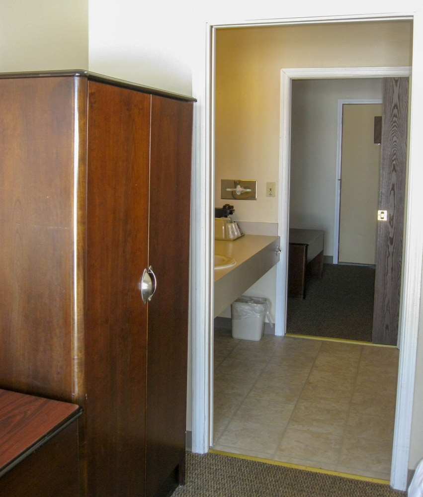 Cedar Hill Lodge - photo 12