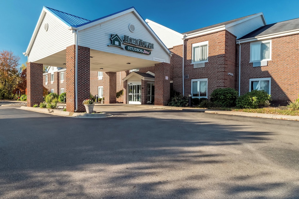 HomeTowne Studios by Red Roof East Lansing Okemos - photo 30