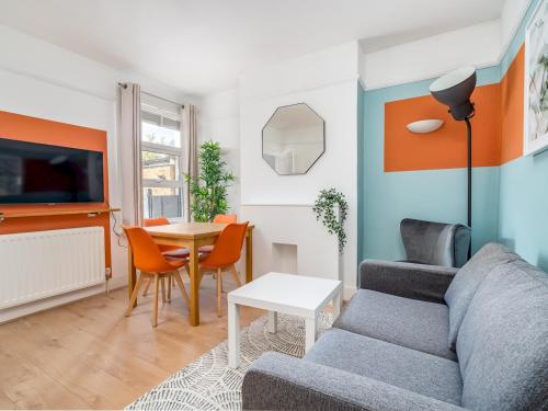 FurnishedRentals Direct WiggenHouse Stylish 3 Bedroom house Sleeps 8 with Free Parking 2 Bathrooms near to Watford High Street and Watford Football Stadium Suitable for visiting Harry Potter Warner Bros Studio and London — 4-Star Luxury Hotel in Watford, United Kingdom