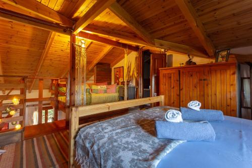 Beetle Villa retro country house — 4-Star Luxury Hotel in Kineta, Greece