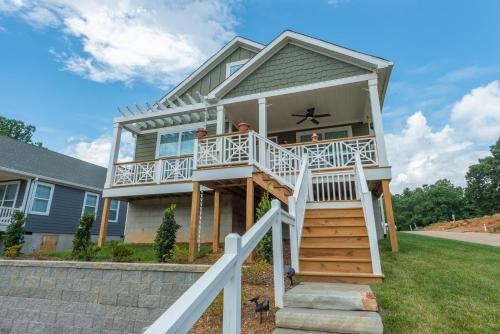 Owl’s Roost Pet Friendly WIFI & Mountain Views in Black Mountain, United States