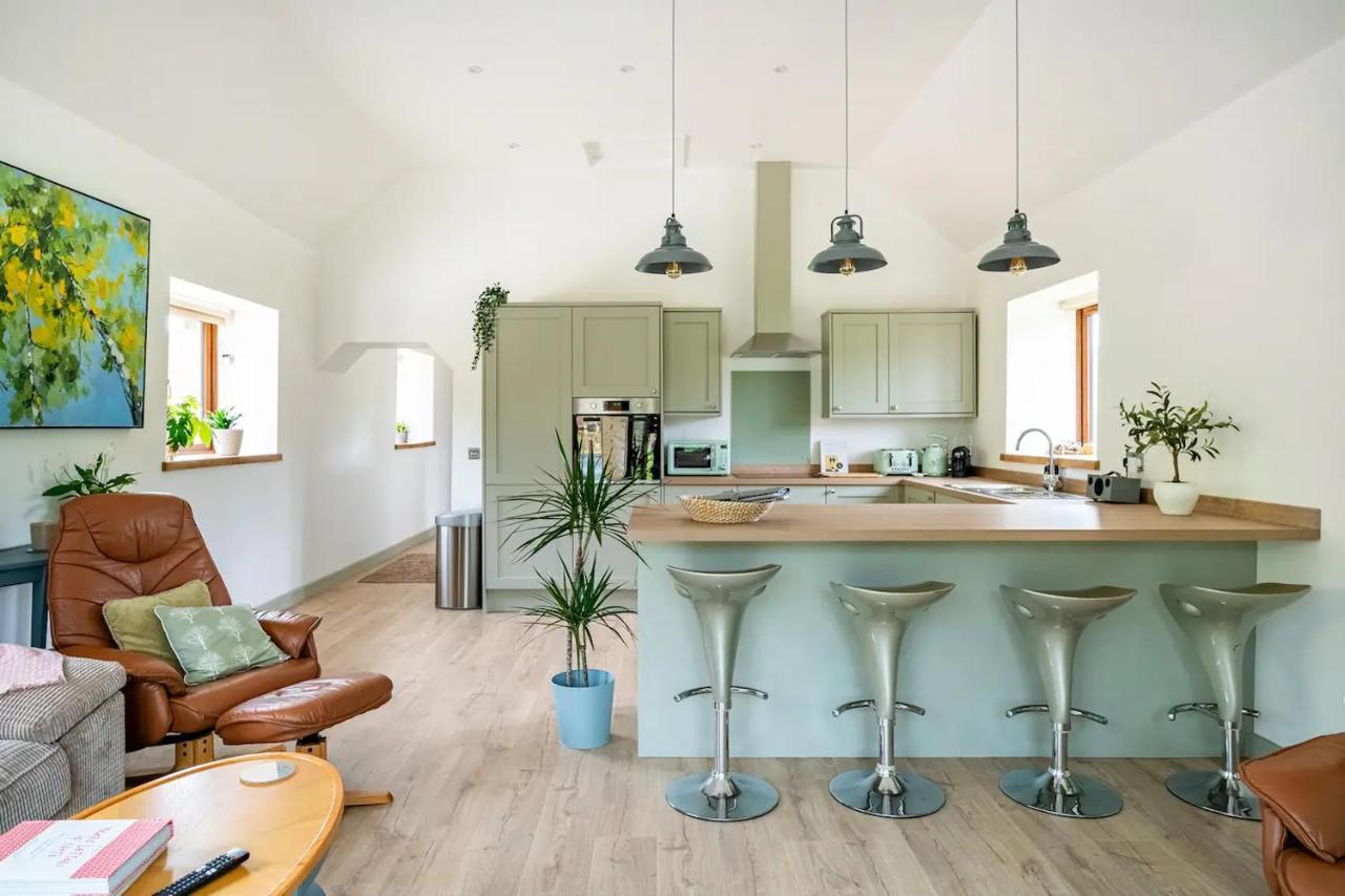 The Barn at Burfords with wood fired hot tub in Taunton, United Kingdom