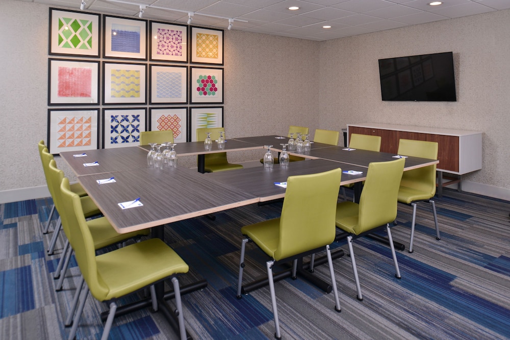 Holiday Inn Express and Suites Stevens Point by IHG - photo 36