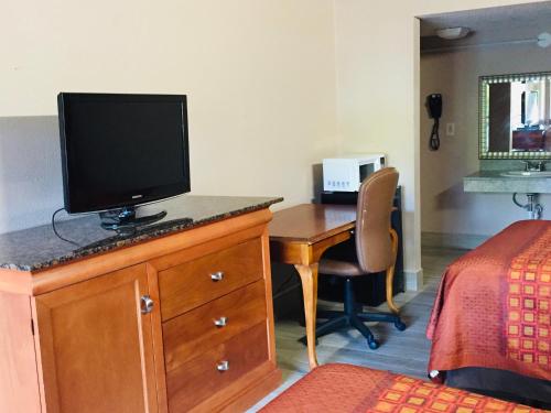Masters Inn Tampa East - photo 9