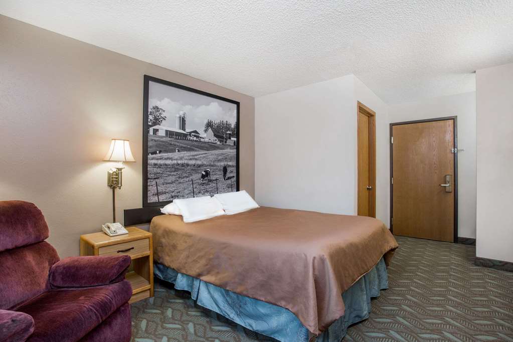 Super 8 by Wyndham Monroe WI - photo 15